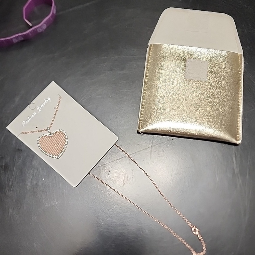 Genevive Jewelry Heart necklace w/cubic zirconian - Picture 4 of 5